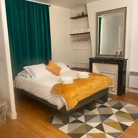Jolie A Apartment