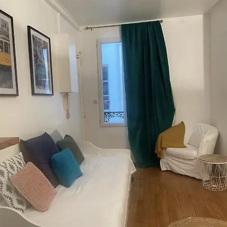 Jolie A Apartment